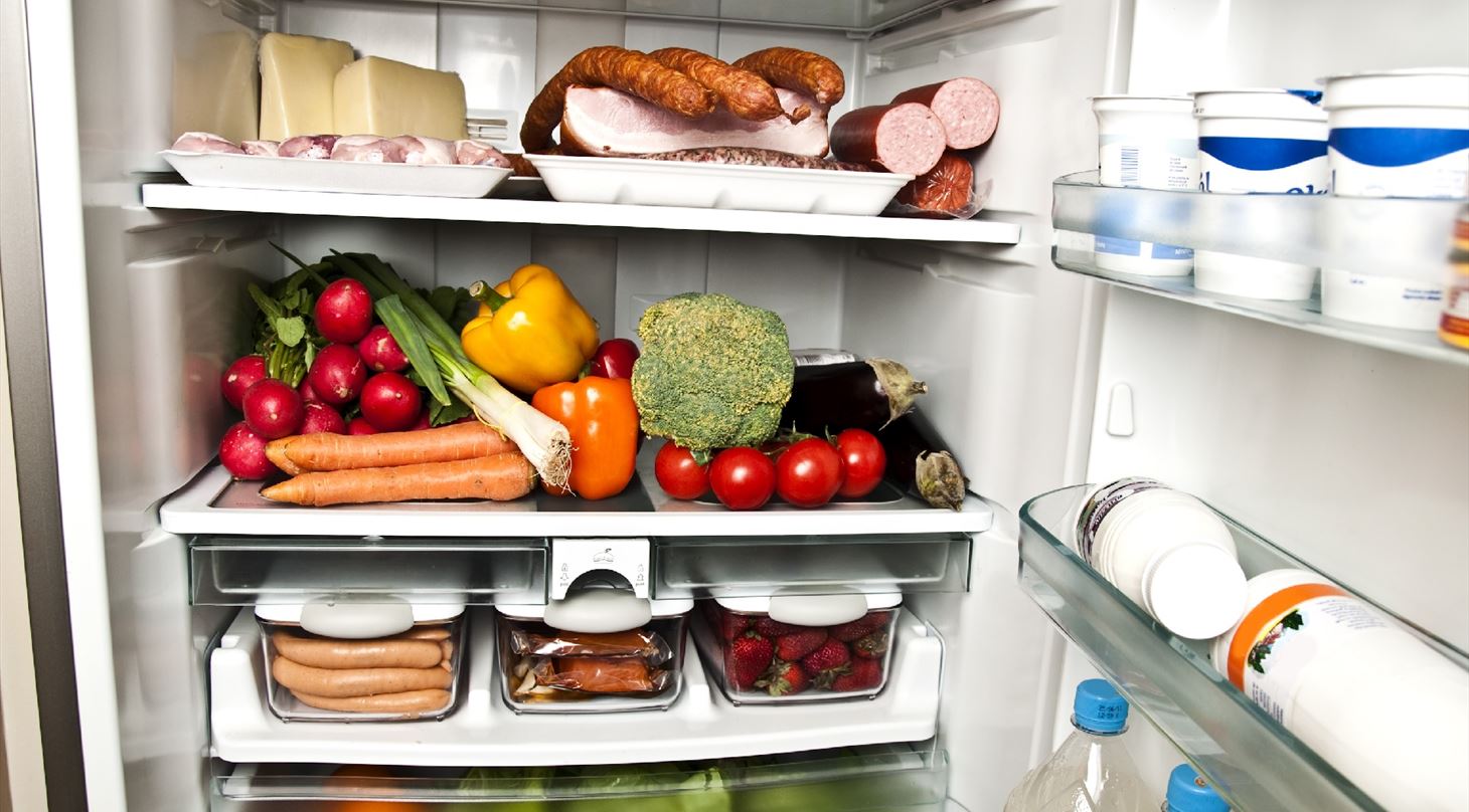 Køleskab med fødevarer